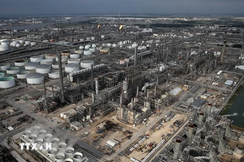 Một nhà máy lọc dầu ở Houston. (Nguồn: AFP/ TTXVN)