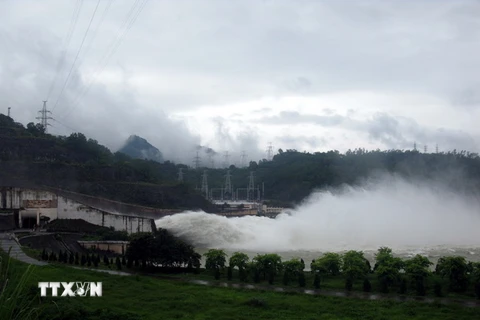 Thủy điện Hòa Bình mở cửa xả đáy số 3. (Ảnh: Thanh Hải/TTXVN