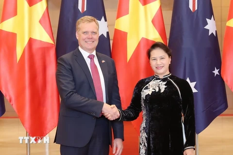Chủ tịch Quốc hội Nguyễn Thị Kim Ngân và Chủ tịch Hạ viện Australia Tony Smith tại Lễ đón chính thức. (Ảnh: Trọng Đức/TTXVN)