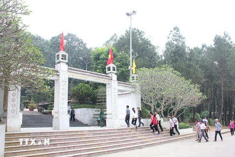 Du khách đến dâng hương tại mộ 10 cô gái Thanh niên xung phong Ngã ba Đồng Lộc. (Ảnh: Hoàng Ngà/TTXVN)