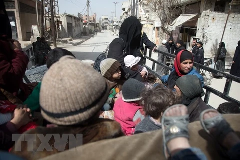 Người dân Syria sơ tán khỏi Đông Ghouta ngày 4/3. (Nguồn: AFP/TTXVN)