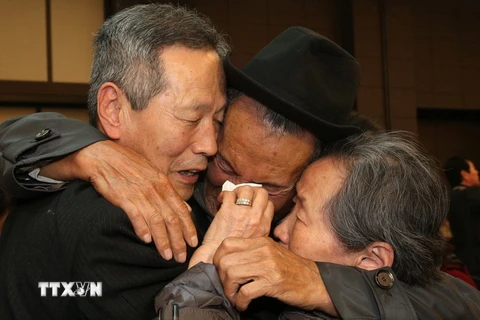 Giây phút đoàn tụ của các gia đình ly tán trong chiến tranh Triều Tiên tại khu nghỉ dưỡng núi Kumgang ngày 22/10/2015. (Ảnh: AFP/ TTXVN)