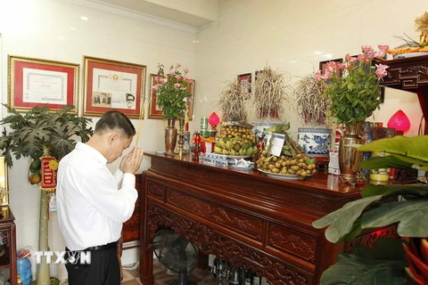 Tổng giám đốc Thông tấn xã Việt Nam Nguyễn Đức Lợi thắp hương tưởng nhớ liệt sỹ Đỗ Văn Đạt. (Ảnh: Văn Điệp/TTXVN)