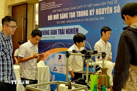 Khách tham quan khu trải nghiệm công nghệ 4.0 với các sản phẩm trí tuệ Việt. (Ảnh: Thế Anh/TTXVN)