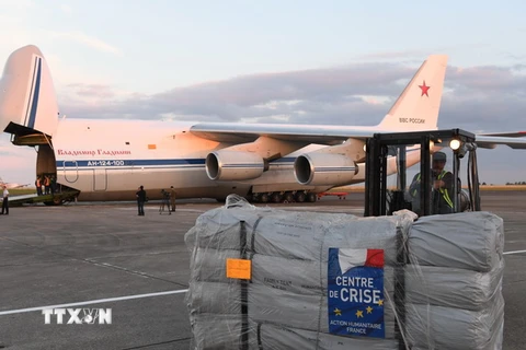 Xếp hàng viện trợ lên máy bay vận tải Antonov An-124 của Nga tại sân bay Chateauroux, Pháp để chuyển tới Syria ngày 20/7. (Ảnh: AFP/TTXVN)