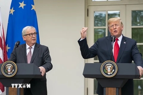 Tổng thống Mỹ Donald Trump (phải) và Chủ tịch Ủy ban châu Âu (EC) Jean - Claude Juncker (trái) tại cuộc gặp ở Washington, DC. (Ảnh: EFE/ TTXVN)