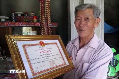 Cựu chiến binh Triệu Quang Lai nhận được nhiều bằng khen, giấy khen vì có đóng góp cho công tác tìm kiếm hài cốt liệt sỹ. (Ảnh: Đỗ Trưởng/TTXVN)