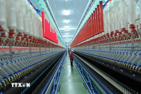 Dây chuyền sản xuất tại Công ty sợi Lam Giang. (Ảnh minh họa: Minh Đức/TTXVN)