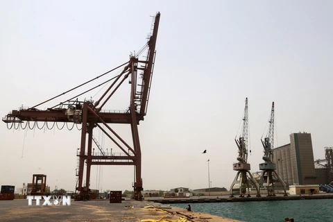 Quang cảnh cảng Hodeida, Yemen ngày 24/6. (Ảnh: AFP/ TTXVN)