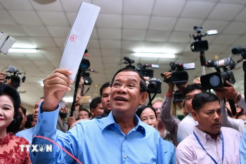 Thủ tướng Campuchia Samdech Techo Hun Sen (giữa) bỏ phiếu tại điểm bầu cử ở Phnom Penh ngày 29/7. (Nguồn: AFP/TTXVN)