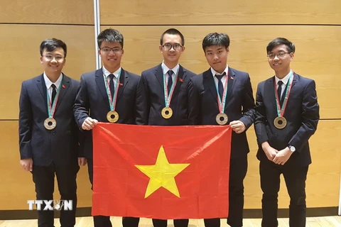 5 thí sinh của Đội tuyển quốc gia Việt Nam dự thi Olympic Vật lý quốc tế lần thứ 49 đều đoạt giải. (Ảnh: TTXVN phát)