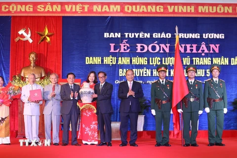 Thủ tướng Nguyễn Xuân Phúc trao tặng quà lưu niệm cho Ban Tuyên huấn Khu ủy Khu 5. (Ảnh: Thống Nhất/TTXVN)