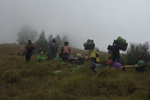 Hàng trăm người leo núi bị mắc kẹt trên núi Rinjani. (Nguồn: batam.tribunnews.com)