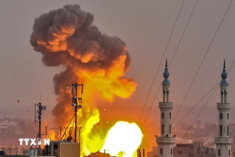 Một vụ nổ xảy ra khi quân đội Israel tấn công các mục tiêu của phong trào Hồi giáo Hamas tại Dải Gaza ngày 20/7. (Nguồn: AFP/TTXVN)