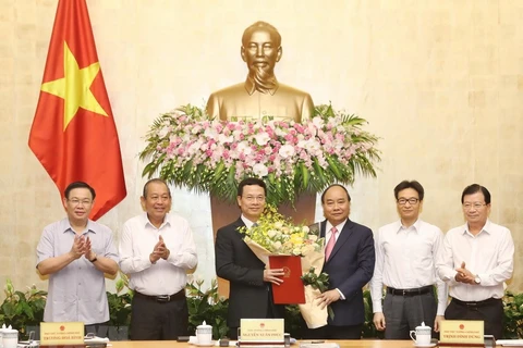 Thủ tướng Nguyễn Xuân Phúc trao Quyết định giao quyền Bộ trưởng Bộ Thông tin và Truyền thông cho ông Nguyễn Mạnh Hùng. (Ảnh: Thống Nhất/TTXVN)