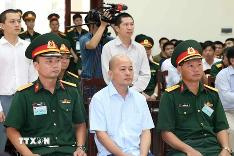 Bị cáo Đinh Ngọc Hệ (giữa, hàng đầu), nguyên Phó Tổng giám đốc Tổng Công ty Thái Sơn (Bộ Quốc phòng) và các bị cáo tại phiên tòa. (Ảnh: Văn Điệp/TTXVN)