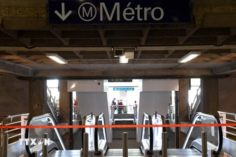 Nhà ga tàu điện ngầm Montparnasse tại thủ đô Paris bị đóng cửa do mất điện. (Ảnh: AFP/TTXVN)