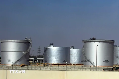 Bể chứa dầu tại một cơ sở khai thác dầu ở Dammam, cách thủ đô Riyadh của Saudi Arabia 450km về phía đông. (Ảnh: AFP/TTXVN)
