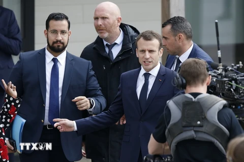 Tổng thống Pháp Emmanual Macron (giữa) và trợ lý an ninh cấp cao Alexandre Benalla (trái) tại Berd'huis, Tây Bắc Pháp ngày 12/4. (Ảnh: AFP/TTXVN)