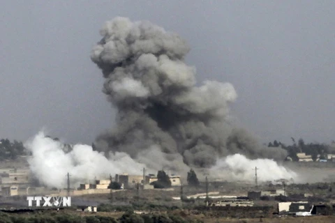 Khói bốc lên sau một cuộc không kích tại khu vực tỉnh Quneitra, miền nam Syria ngày 25/7. (Ảnh: AFP/ TTXVN)