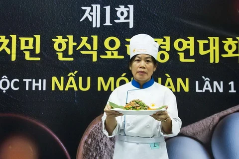 Thí sinh Hồ Thị Mười Một với món ăn đạt giải. (Nguồn: Vietnam+)