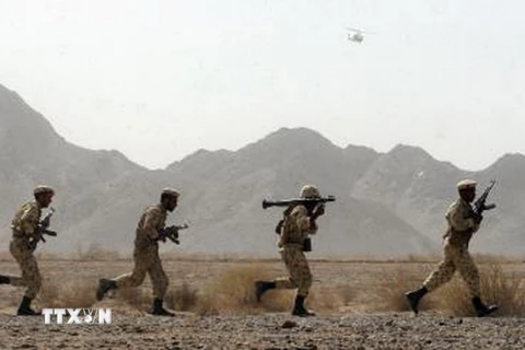 Binh sỹ Iran làm nhiệm vụ tại khu vực Sistan-Baluchestan, cách thành phố Zahedan 50km về phía đông. (Nguồn: AFP/TTXVN)