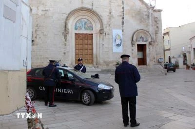 Cảnh sát Italy gác tại khu vực Grumo Appula, gần Bari. (Ảnh: EPA-EFE/ TTXVN)