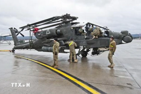 Máy bay chiến đấu Apache của quân đội Mỹ tới căn cứ không quân ở Ramstein, miền tây Đức. (Nguồn: AFP/ TTXVN)