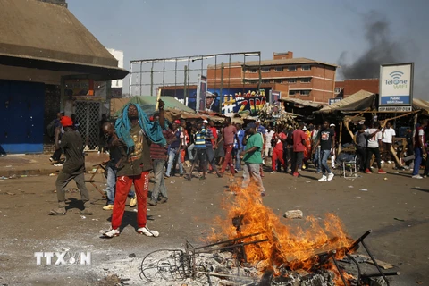 Người ủng hộ lãnh đạo đảng MDC đối lập Zimbabwe biểu tình phản đối kết quả bầu cử Tổng thống ở Harare ngày 1/8. (Nguồn: THX/ TTXVN)