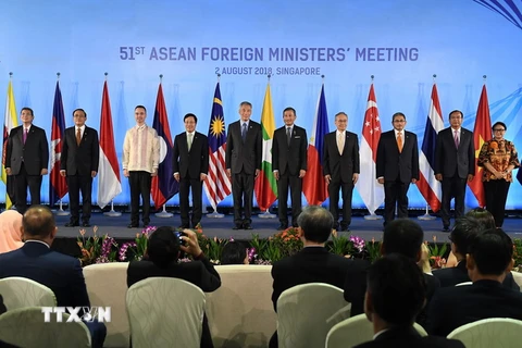 Phó Thủ tướng, Bộ trưởng Ngoại giao Phạm Bình Minh (thứ 5, trái) và Bộ trưởng Ngoại giao các nước thành viên ASEAN chụp ảnh chung tại hội nghị AMM 51 ở Singapore ngày 2/8. Ảnh: (Nguồn: AFP/TTXVN)