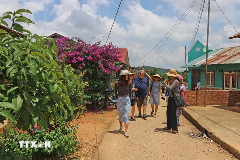 Những năm gần đây, vùng ven Đà Lạt đã hình thành những buôn làng K'Ho đã và đang trở thành điểm đến mới lạ cho du khách. (Ảnh: Nguyễn Dũng/TTXVN)