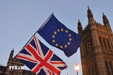 Cờ Anh (phía dưới) và cờ EU (phía trên) tại London. (Ảnh: AFP/TTXVN )