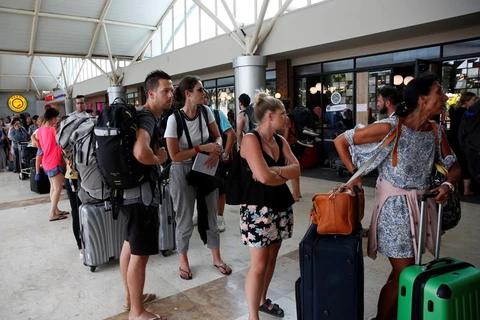 Khách du lịch chờ chuyến bay sơ tán tại sân bay quốc tế Praya ở Lombok, Tây Nusa Tenggara, Indonesia. (Nguồn: EPA/TTXVN)