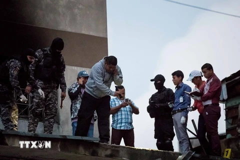 Lực lượng an ninh điều tra tại hiện trường vụ tấn công nhằm vào Tổng thống Venezuela Nicolas Maduro tại Caracas ngày 4/8. (Nguồn: EPA/TTXVN)