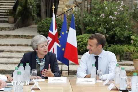 Tổng thống Pháp Emmanuel Macron và Thủ tướng Anh Theresa May trong cuộc gặp tại Bormes-les-Mimosas, miền nam nước Pháp ngày 3/8. Ảnh: (Nguồn: AFP/TTXVN)