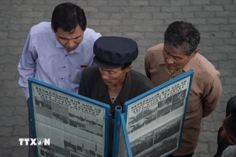Người dân đọc báo Rodong Sinmun tại thủ đô Bình Nhưỡng. (Nguồn: AFP/ TTXVN)