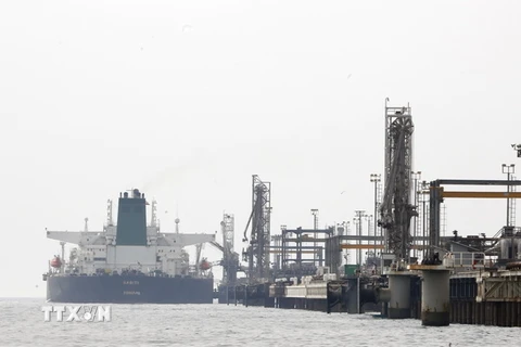Tàu chở dầu của Iran cập cảng trên đảo Khark ở ngoài khơi vùng Vịnh Persian. Ảnh: (Nguồn: AFP/TTXVN)