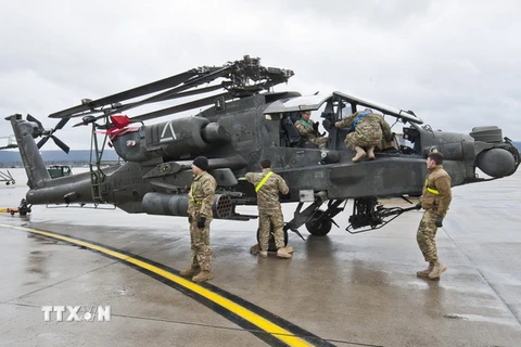 Máy bay chiến đấu Apache của quân đội Mỹ tới căn cứ không quân ở Ramstein, miền tây Đức ngày 22/2/2017. (Nguồn: AFP/ TTXVN)