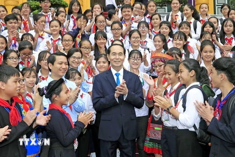 Chủ tịch nước Trần Đại Quang với các đại biểu là Chỉ huy Đội giỏi. (Ảnh: Nhan Sáng/TTXVN)