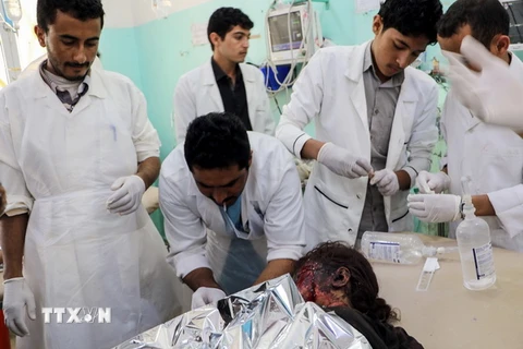 Trẻ em bị thương trong vụ tấn công được điều trị tại một trung tâm y tế ở Saada, Yemen ngày 9/8. (Ảnh: AFP/TTXVN)