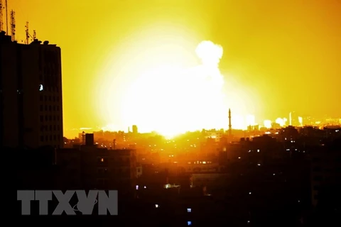 Một vụ nổ tại Dải Gaza sau loạt không kích của máy bay Israel ngày 8/8. (Nguồn: THX/TTXVN)