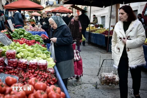 Người dân Hy Lạp mua sắm tại một chợ ở Athens. (Ảnh: AFP/TTXVN)