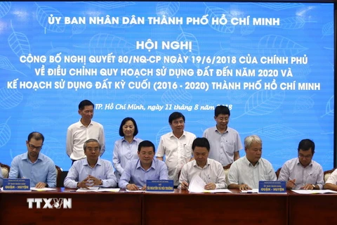 Ký biên bản bàn giao Nghị quyết 80 của Chính phủ cho các sở ngành và các quận huyện trên địa bàn Tp. Hồ Chí Minh. (Ảnh: Trần Xuân Tình/TTXVN)