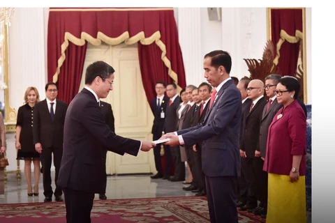 Đại sứ Phạm Vinh Quang trình Quốc thư lên Tổng thống Joko Widodo. (Ảnh: Antara)