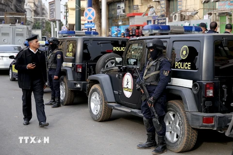 Cảnh sát Ai Cập tăng cường an ninh tại thủ đô Cairo. (Ảnh: AFP/TTXVN)