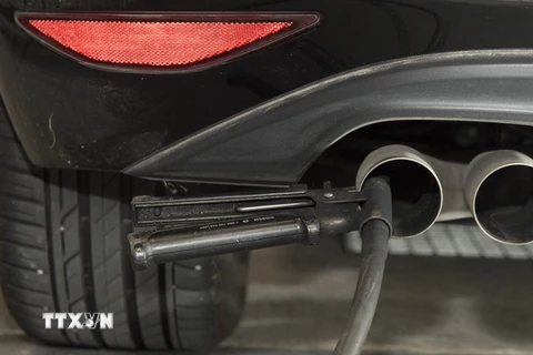 Ống đo lượng khí thải được gắn vào ống xả xe ôtô tại Ludwigsburg, Tây Nam Đức. (Nguồn: AFP/TTXVN)