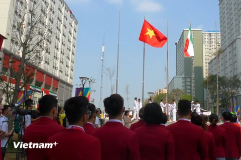 Quốc kỳ Việt Nam tung bay tại buổi lễ. (Nguồn: Vietnam+)