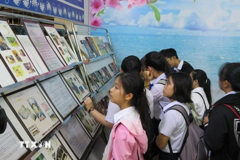 Đông đảo học sinh sinh viên đến tham quan triển lãm. (Ảnh: Ánh Tuyết/TTXVN)