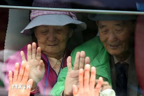 Giây phút chia tay sau cuộc đoàn tụ của các gia đình ly tán trong chiến tranh Triều Tiên tại khu nghỉ dưỡng núi Kumgang ngày 26/10/2015. (Ảnh: AFP/TTXVN)