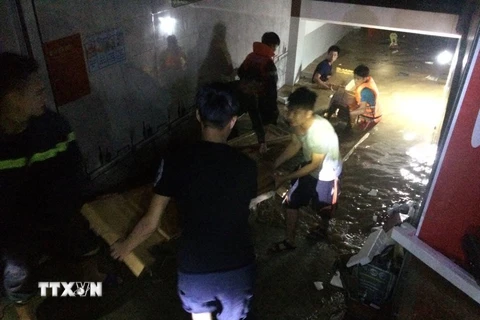 Chính quyền địa phương huyện Con Cuông tổ chức di dời dân đến nơi an toàn trong đêm 17/8 và rạng sáng 18/8. (Ảnh: Phạm Hậu/TTXVN)